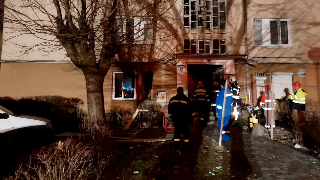INCENDIU urmat de o explozie într-un bloc din Târgu Mureş: 18 persoane, evacuate | FOTO