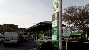 Ce amendă a primit un şofer după ce ar fi stat prea mult timp cu maşina în parcarea unei benzinării