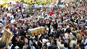 Peste 5.000 de credincioşi la slujba de la Catedrala Arhiepiscopală din Curtea de Argeş