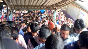 VIDEO | Busculadă în Mumbai. Cel puţin 21 de persoane au murit, după ce oamenii s-au grăbit să părăsească o gară aglomerată