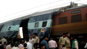 Accident feroviar în India: Cel puţin 15 morţi în urma coliziunii a două trenuri