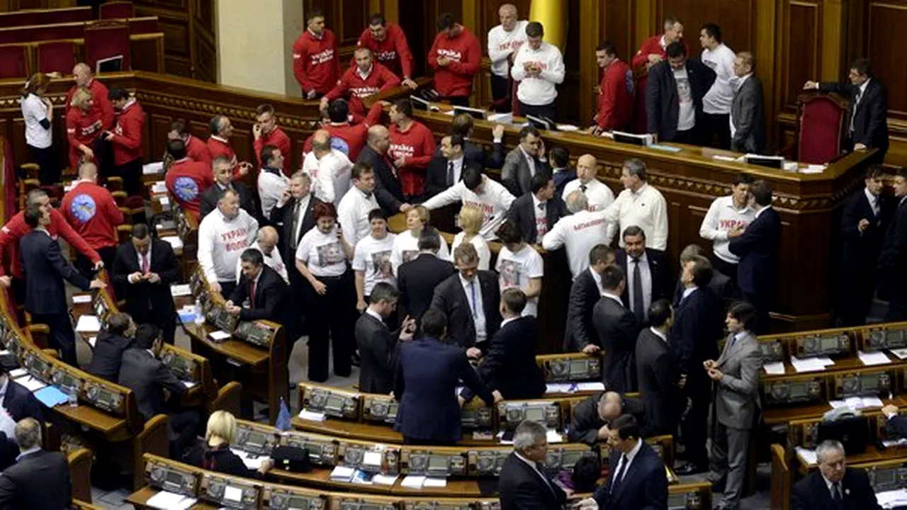 Mai mulţi deputaţi ucraineni ar vrea să se retragă din grupul parlamentar al Partidului Regiunilor