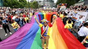 Sute de mii de britanici participă la parada Pride din Londra, aflată la cea de-a 50-a aniversare