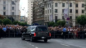 UPDATE Funeraliile Reginei Ana. Ultimele omagii aduse în ceremonia publică din Piaţa Palatului. Cortegiul a plecat, în aplauzele mulţimii, spre Curtea de Argeş - GALERIE FOTO, VIDEO