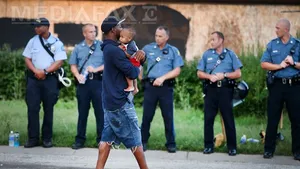 Casa Albă va examina echiparea poliţiei cu camere de luat vederi, după cazul de la Ferguson