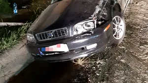 Accident teribil: O tânără a murit după ce maşina în care se afla a lovit un stâlp | FOTO