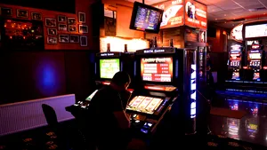 Bărbat arestat după ce a pierdut banii la jocurile de noroc și și-a tâlhărit prietenii