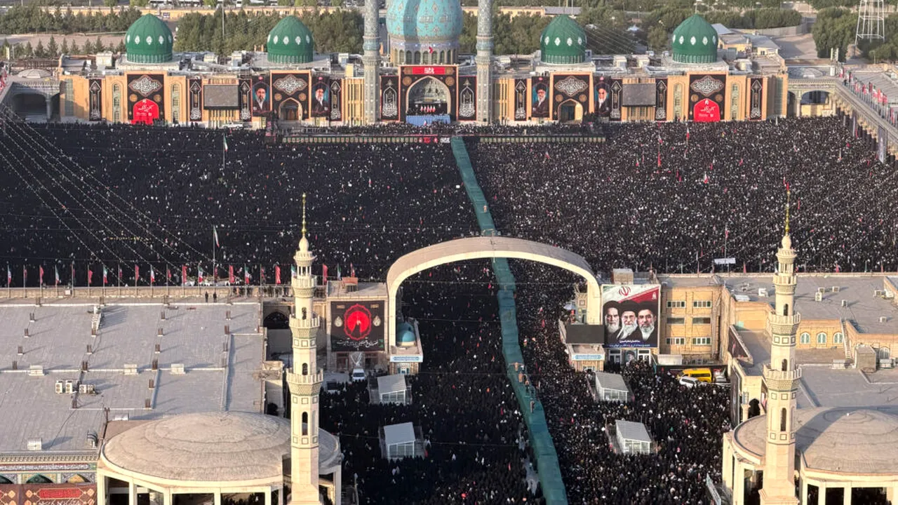 Sicriul lui Ali Khamenei este transportat în Irak. Mulțimea de oameni scandează „Moarte Americii!”