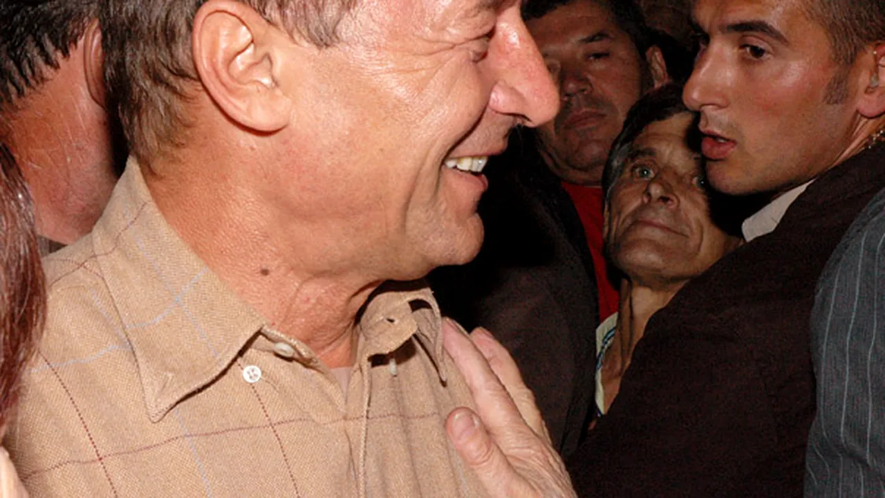 Băsescu a vrut să continue întâlnirile din Piaţa Universităţii, dar a fost singur