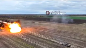 Câmpul minat de ruşi blochează trecerea tancurilor: ucrainenii deschid îşi drum lăsând în urmă explozii puternice
