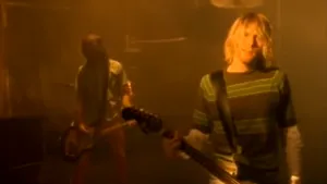 Smells like Kurt Cobain: Cardiganul purtat de solistul Nirvana la ultima sa şedinţă foto, vândut pentru ZECI de mii de dolari | FOTO