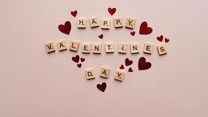 MESAJE de VALENTINE'S DAY 2025. Urări romantice, amuzante sau citate celebre pe care să le trimiţi persoanei iubite de ziua îndrăgostiţilor