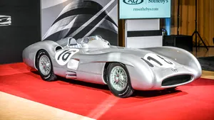 Maşina de Grand Prix pilotată de Stirling Moss, vândută la licitaţie cu peste 50 de milioane de euro