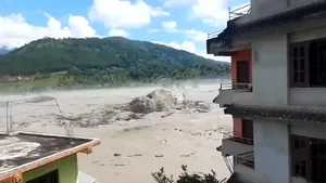 Viitură devastatoare în Nepal și Tibet. Sute de turiști dispăruți, cel puțin 165 de morți