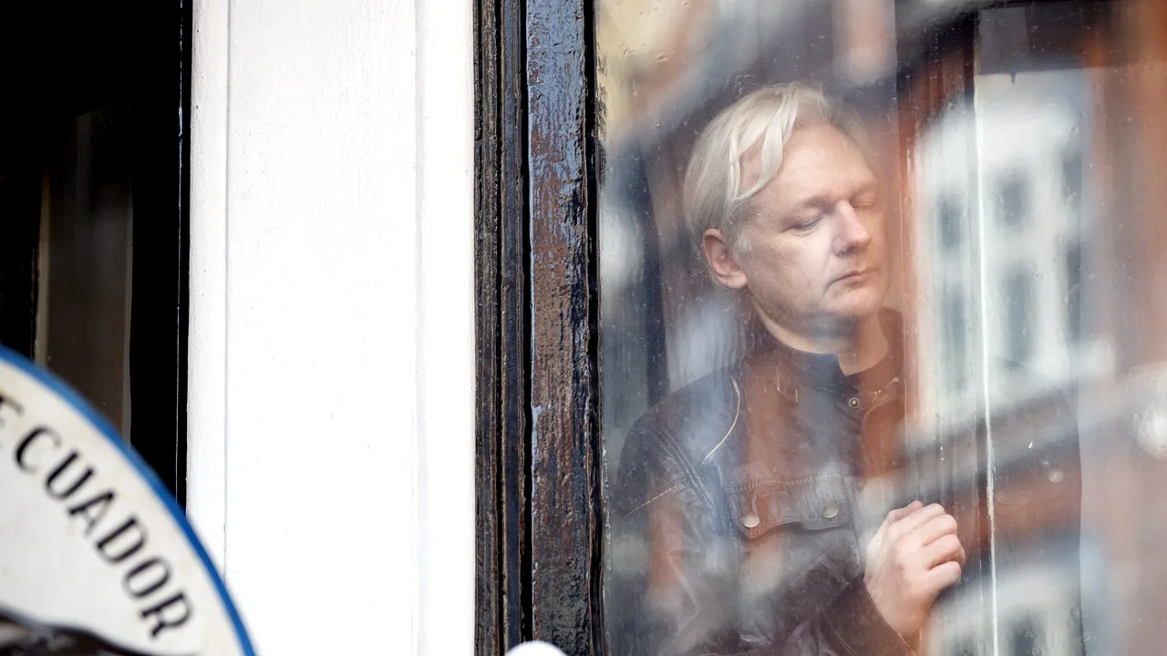 Fondatorul Wikileaks Julian Assange va fi dat afară din ambasada Ecuadorului la Londra 