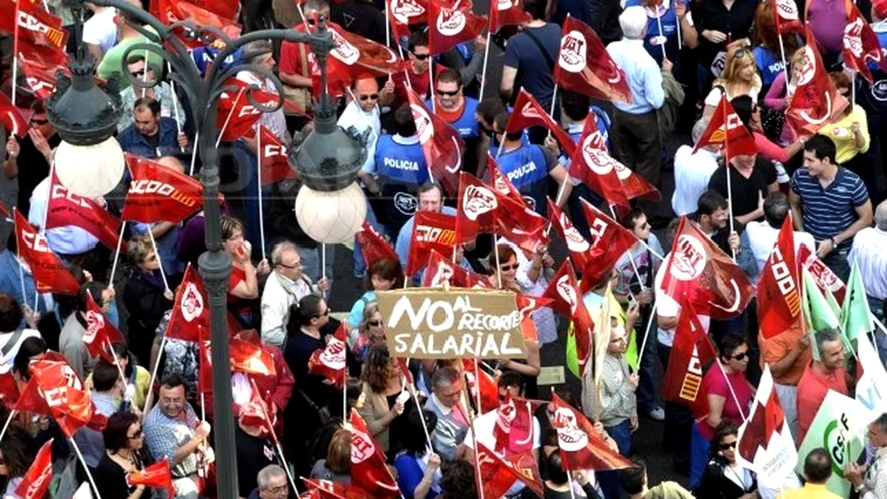 Mii de funcţionari protestează la Madrid faţă de reducerile salariale