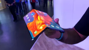 După multe aşteptări, Huawei lansează pe piaţa smartphone-urilor noul device pliabil Huawei Mate X - VIDEO