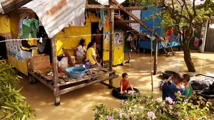 FOTO. Taifunul Phanfone a făcut ravagii în Filipine. Mii de persoane, blocate în porturi