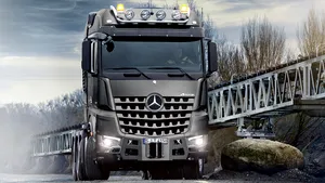 Mercedes merge la război. Camioanele germane, trimise pe frontul din Ucraina