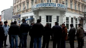 Circa 150 de fani s-au adunat în faţa restaurantului unde Piţurcă a susţinut o conferinţă de presă