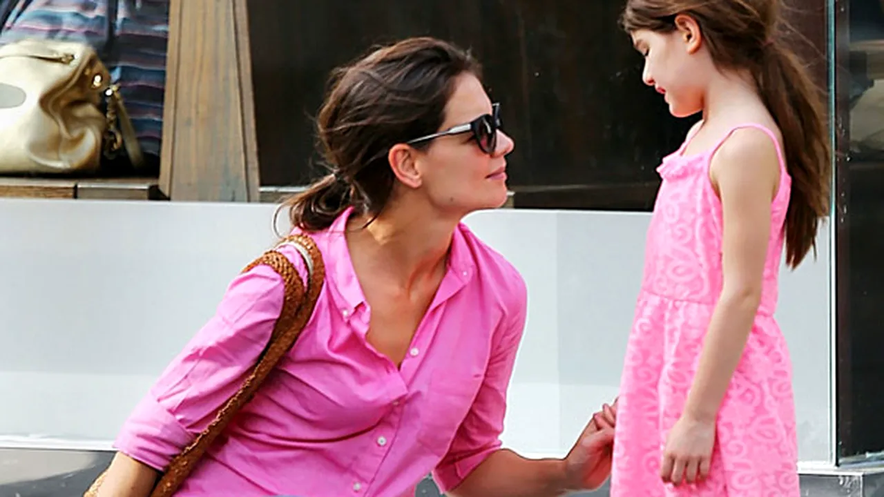 Katie Holmes şi fiica sa, Suri, implicate într-un accident rutier