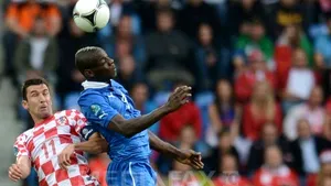 Balotelli, ţintă a croaţilor rasişti. Suporterii au aruncat cu banane înspre el