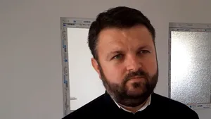 Părintele Danu, „îngerul cu mână de fier”. Cum a reuşit să dezvolte un proiect prin care sprijină o întreagă comunitate