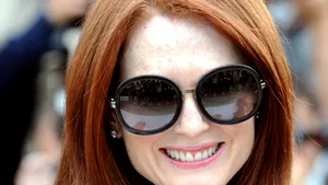 Julianne Moore, în rolul lui Hillary Clinton