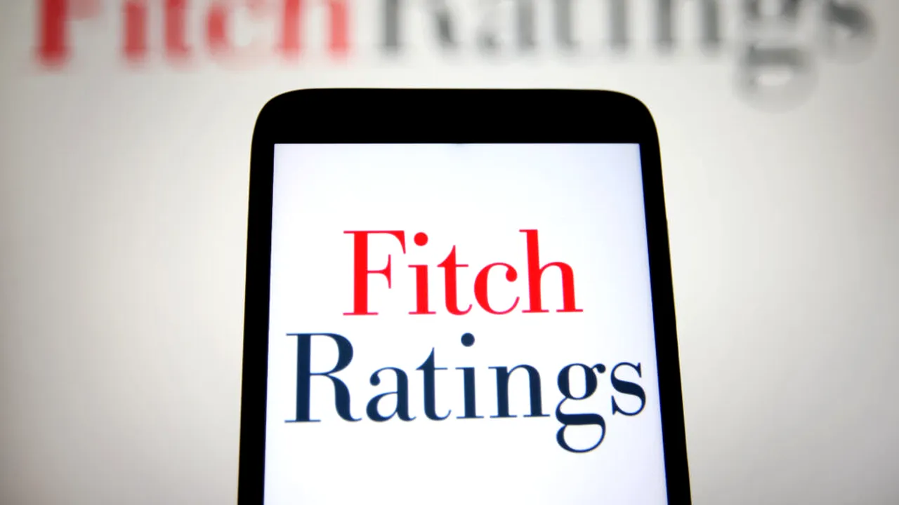 Fitch menține ratingul României la BBB-, perspectivă negativă. Ce spune agenția despre măsurile de consolidare adoptate de Guvern