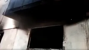 VIDEO 17 persoane, dintre care 5 copii au fost evacuate în urma unui incendiu izbucnit într-un apartament în Slatina