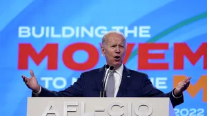 Biden vrea reconstruirea economiei americane în jurul muncitorilor. Republicanii acuză că sunt politici de extremă stângă