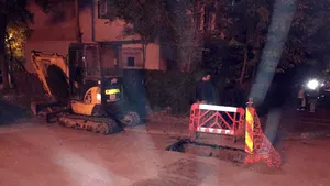 Un bărbat din Galaţi a fost rănit după ce a căzut într-o groapă adâncă de doi metri, semnalizată prost