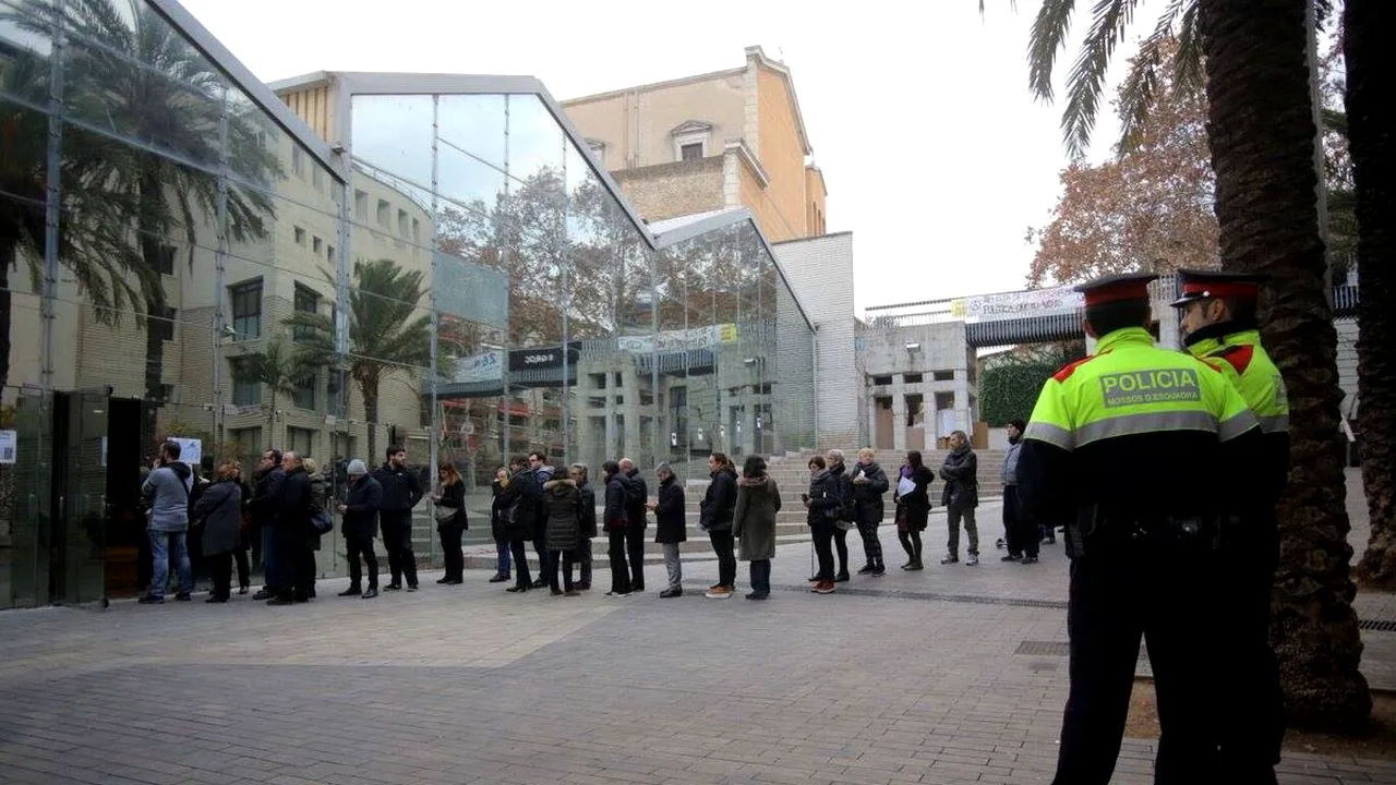 ALEGERI în Catalonia: Peste cinci milioane de cetăţeni, aşteptaţi la VOT, după ce Guvernul de la Madrid a dizolvat instituţiile regionale/ UPDATE 10.00 S-a dat startul scrutinului/ S-au format cozi 