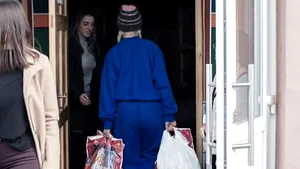 O îndragită vedetă din România în rolul de Moş Crăciun pentru 1000 de familii defavorizate din judeţul Constanţa