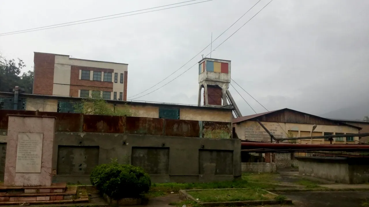 Angajat de la Mina Lupeni, la spital după ce a căzut de la cinci metri înălţime