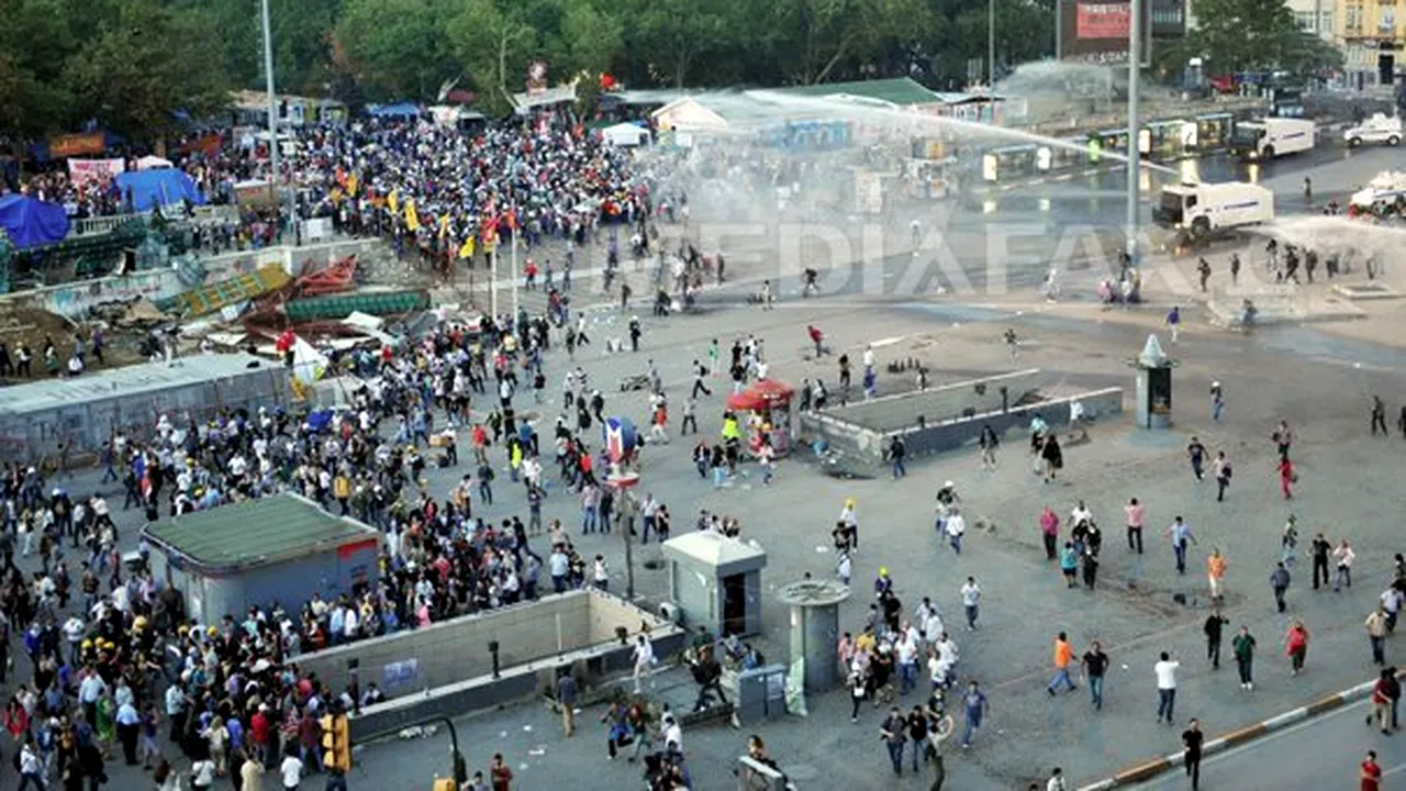 PROTESTELE DIN TURCIA: Poliţia a folosit tunuri cu apă împotriva manifestanţilor adunaţi din nou în piaţa Taksim din Istanbul