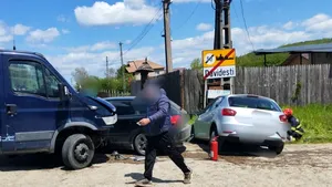 Accident cu 3 autovehicule în județul Argeș. Două persoane, transportate la spital