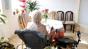 Româncă acuzată că a sustras 50.000 de euro din contul bătrânei pe care o îngrijea. Urmaşii au deschis proces

