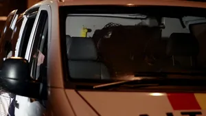 O femeie a fost reţinută după ce a tras cu un pistol cu bile spre două persoane în faţa unui club din Sighişoara