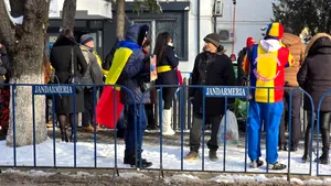 Zeci de oameni îl așteaptă pe Călin Georgescu la Poliția Buftea. FOTO, VIDEO