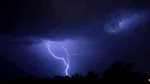 ANM: Cod de instabilitate atmosferică luni, cu vijelii, ploi torențiale și vânt puternic în mai mult
