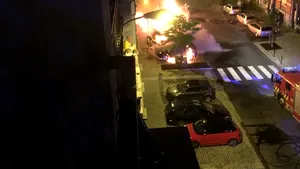 Câteva maşini cuprinse de flăcări în urma unor explozii, în apropierea unei cafenele din Bruxelles - VIDEO