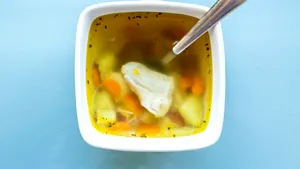 Ce sunt, de fapt, cuburile-concentrat pentru supă și de ce mulți experți spun că sunt nesănătoase