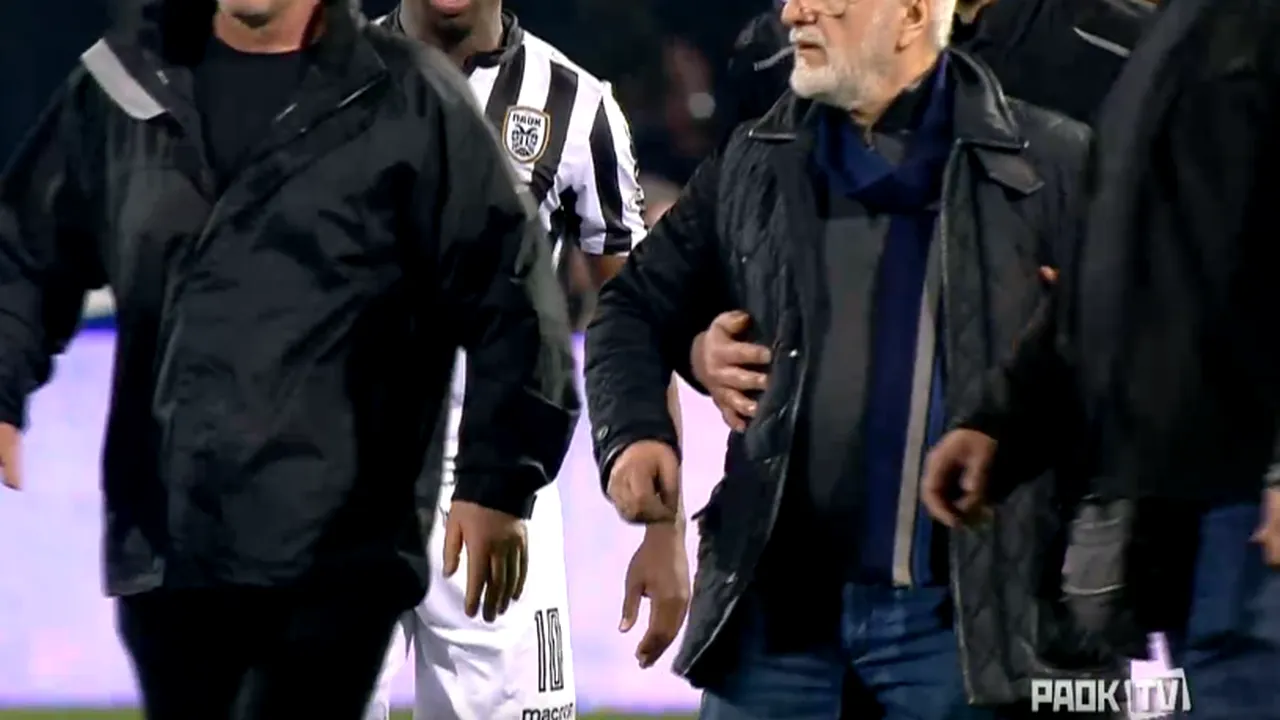 SCANDAL uriaş la meciului PAOK - AEK. Patronul echipei lui Răzvan Lucescu, supărat pe arbitru, a intrat pe teren ÎNARMAT | FOTO, VIDEO