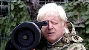 VIDEO Boris Johnson a vizitat militari ucraineni care se antrenează în Marea Britanie. A testat şi o parte din echipament