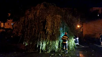 FOTO Noapte de foc pentru pompieri, după furtunile din Dolj și Prahova. Zeci de intervenții ale pompierilor și RO-Alert emis după Cod roșu de inundații