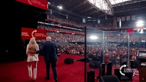 Funeraliile lui Charlie Kirk | Donald Trump participă la ceremonia de înmormântare din Arizona, alături de zeci de mii de oameni