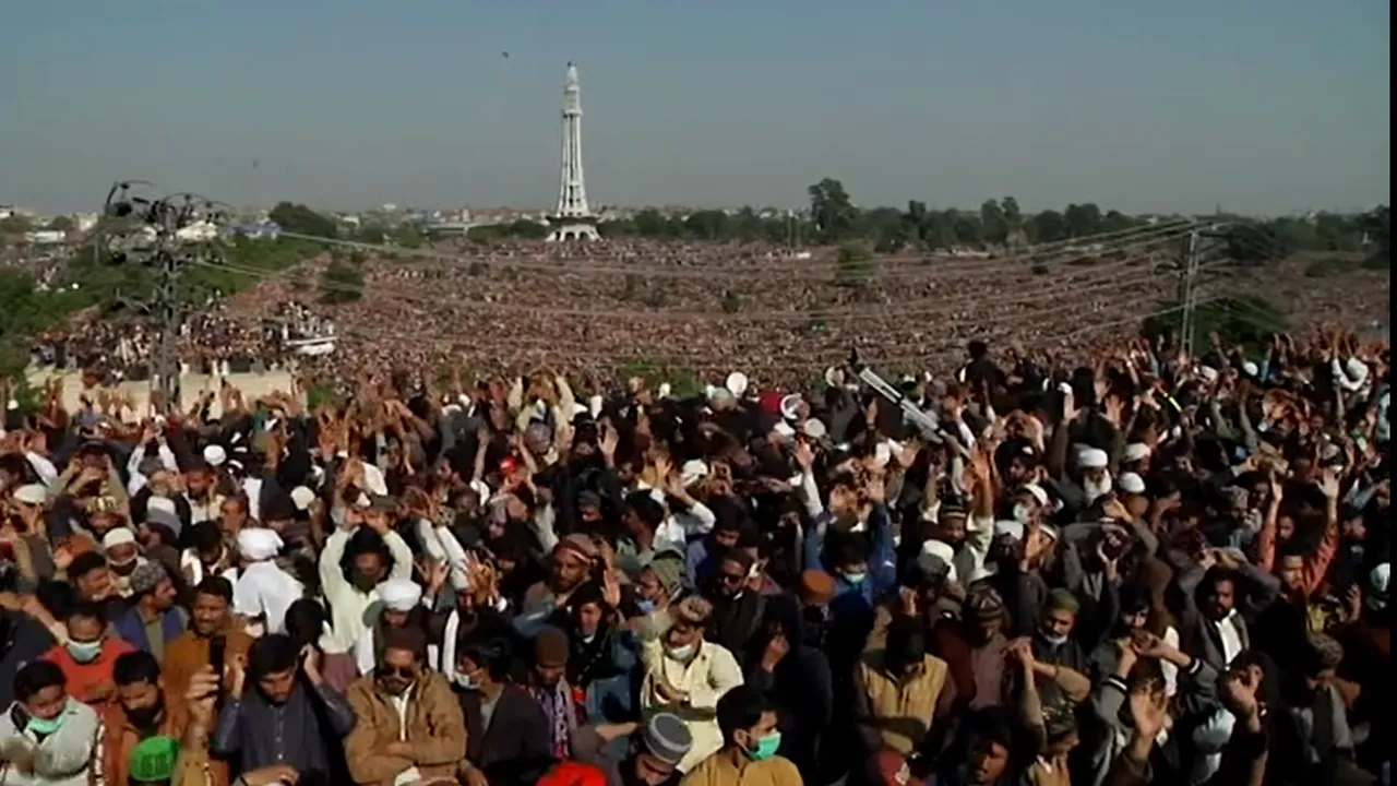 VIDEO Înmormântare fără distanţare. Zeci de mii de pakistanezi şi-au luat rămas bun de la liderul islamist Khadim Hussein Rizvi