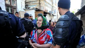 Aproximativ 100 de persoane, în curs de evacuare, protestează în sectorul 3 - FOTO