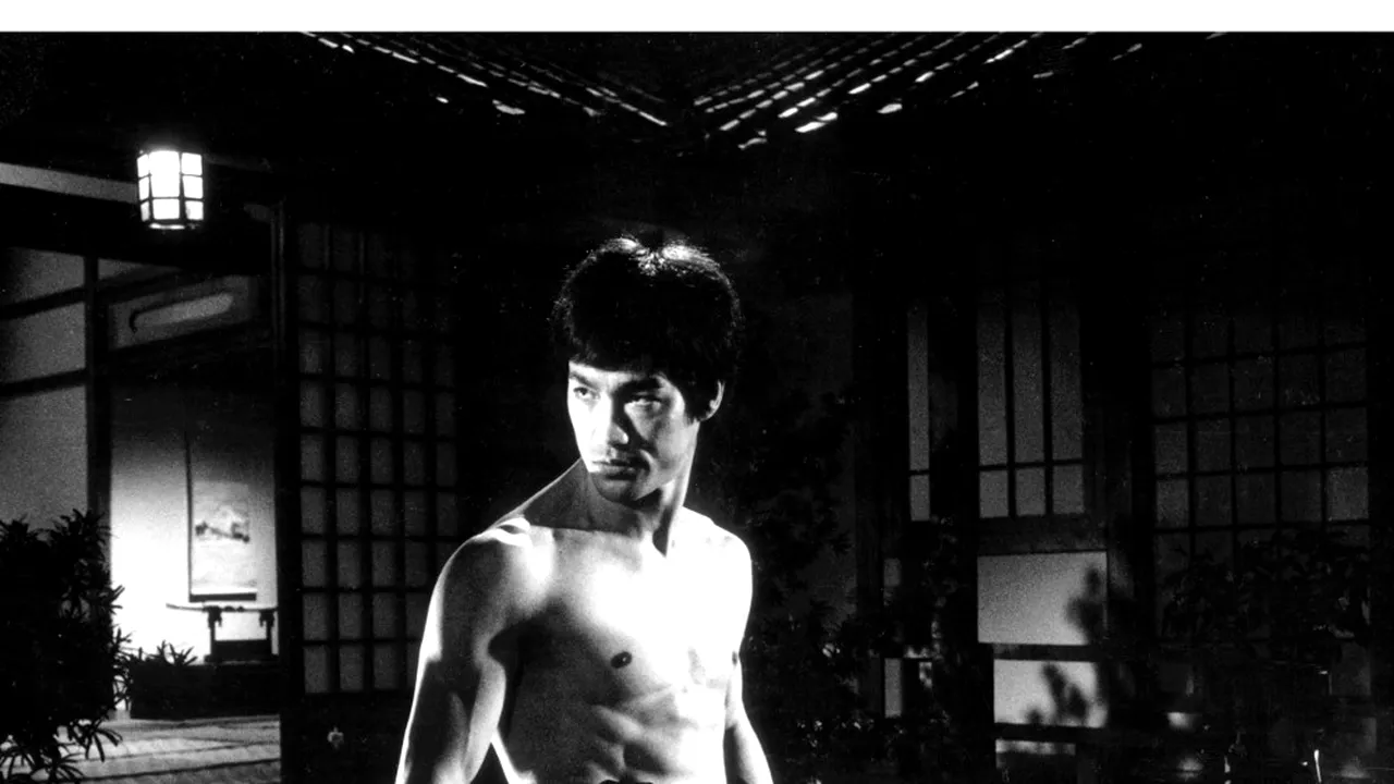 Studiu: Este posibil ca Bruce Lee să fi murit pentru că a băut prea multă apă